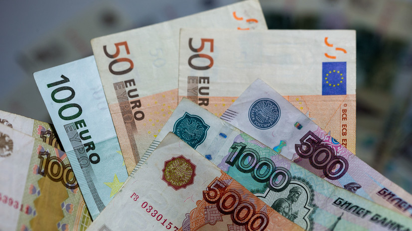 Евро поднялся выше 89 рублей впервые с 20 июля 2021