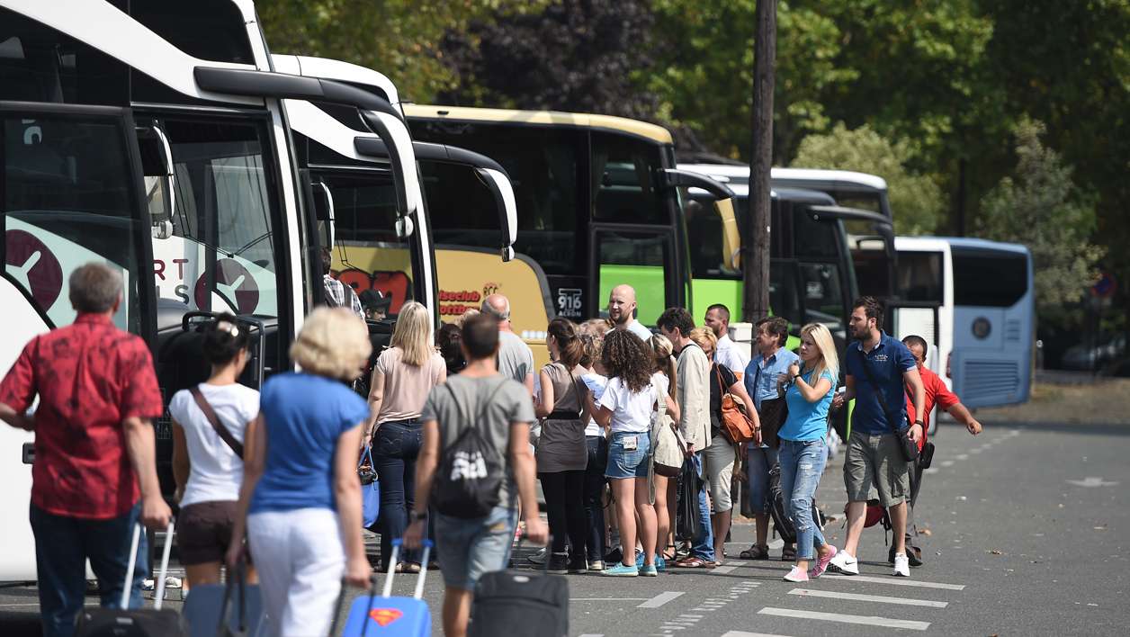 Туристы пересели на автобусы