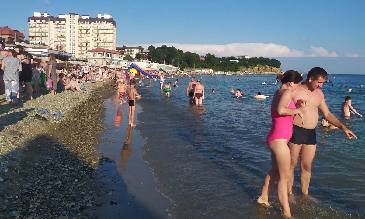 Названы российские курорты с самым тёплым морем