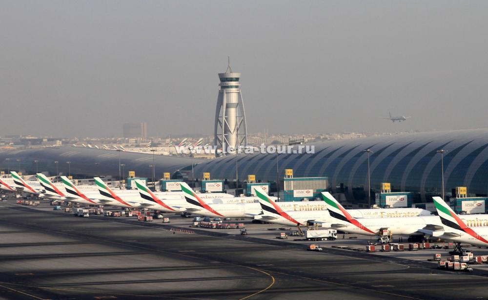 Как найти аэропорт дубай. Аэропорт Дубай (Dubai International Airport). Аэропорт Дубай ДХБ. Аэропорт Дубай ВПП. Аэропорт Дубая снаружи.